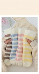 Vista dettagliata di calzini morbidi a righe in peluche soffice, perfetti per l'inverno.