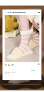 Dettaglio calzini soffici peluche con morbida trama in pile corallo e righe rosa per casa.