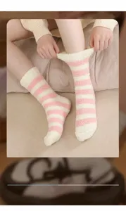 Comode calze soffici a righe rosa da donna, spesse calze invernali in pile per la casa.