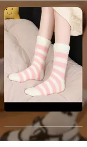 Comode calze soffici a righe rosa e bianco da donna, morbide calze invernali per la casa.
