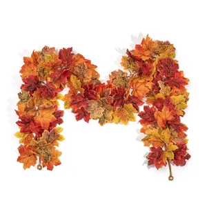 Guirlande de feuilles d'érable artificielles d'automne en forme de M pour la maison.