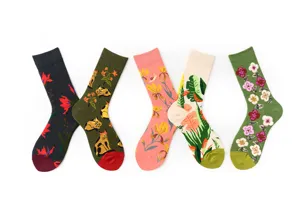 Kreative gemusterte Socken mit Katzen und Blumen für den modischen Streetwear-Alltag geeignet.