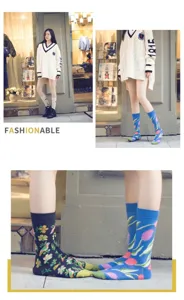 Trendige wadenlange Socken mit bunten Blumen und Vogelmustern fur urbane Streetwear Mode.