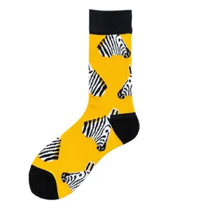 Stylische gelbe Mittelsocken mit kreativen schwarz-weißen Zebramustern für den Alltag.