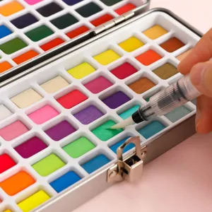 Draagbare vaste aquarelverfset met metalen blikken doos en waterpensel voor schilderen.
