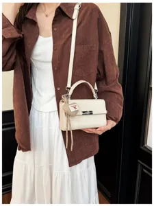 Stylish retro commuter handbag for women, versatile single-shoulder crossbody small square bag.