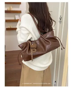 Retro casual large capacity shoulder bag for women, stylish versatile daily messenger tote bag.