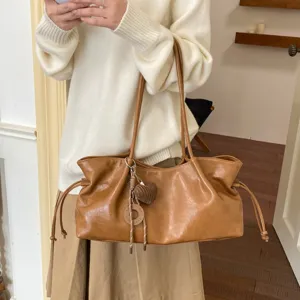 Retro large capacity women tote bag, casual brown leather shoulder handbag for daily commute.