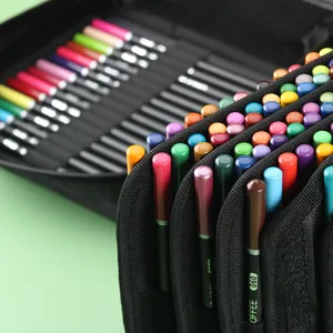 Vista detallada en primer plano de lápices de colores vibrantes ordenados en un estuche negro multicapa.