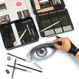 Set di matite da disegno da 70 pezzi in scatola di latta con carboncini e accessori.