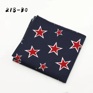 Heren donkerblauwe pochet met rode sterrenprint, een stijlvolle en casual zakdoek.
