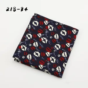 Heren stijlvol bedrukt pochet zakdoek donkerblauw lippen patroon casual pak accessoire stijlvol