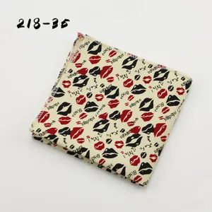 Heren mode lip print pochette stoffen zakdoek gedetailleerd aanzicht met stijlvol patroon.