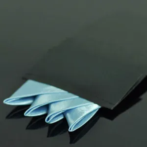 Lichtblauwe satinet pochet voor heren, elegante vooraf gevouwen pak zakdoek voor formele stijl.