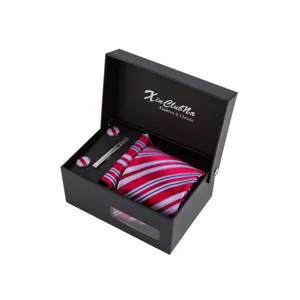 Coffret cadeau cravate rayée formelle pour homme avec boutons de manchette et pochette.