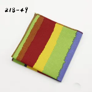 Gedetailleerd beeld van een herenzakdoek met mooie gekleurde strepen en nette zoomranden.