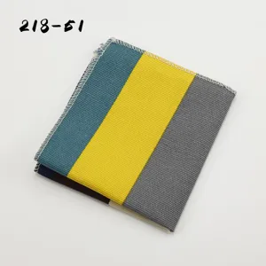 Close-upweergave van de meerkleurig gestreepte stoffen zakdoek met nette overlocked randen.
