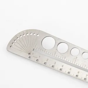 Toma de detalle de una regla de medición multifuncional de acero inoxidable con escalas.