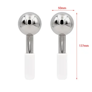 Detailweergave van gezichtsijskogels met 50 mm metalen bol en 137 mm verkoelende massageroller.