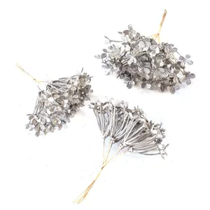 Nahaufnahme von Mini-silbernen künstlichen Blumenzweigen, ideal für DIY-Kranzdekoration.
