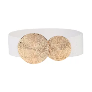 Cinturón elástico blanco para mujer con elegante hebilla de metal redonda dorada texturizada.