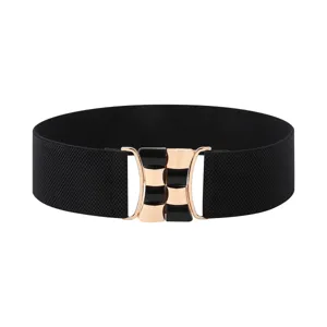 Elegante cinturón elástico negro ancho con una llamativa hebilla metálica de diseño moderno.