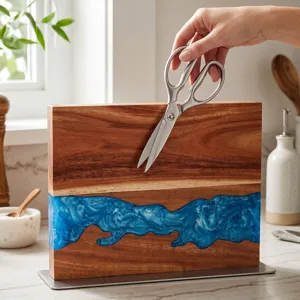 Bloc de couteaux aimanté en bois d'acacia avec design en résine bleue et base métallique.