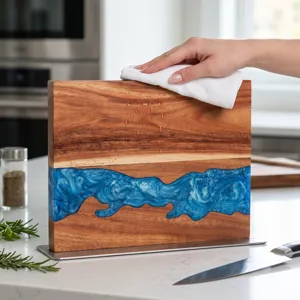 Porte-couteau magnétique en bois d'acacia avec design en résine bleue et base en métal.