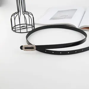 Ceinture fine noire pour femme avec boucle ovale en strass scintillants, accessoire de taille chic.