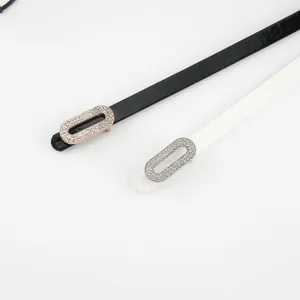 Élégante ceinture fine pour femme avec boucle ovale en strass étincelant en détail.