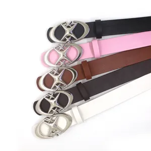 Vue détaillée de ceintures en cuir tendance Y2K en cinq couleurs avec boucles en métal argenté.