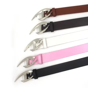 Primer plano detalle de elegantes cinturones de mujer con hebilla de metal diseño único.