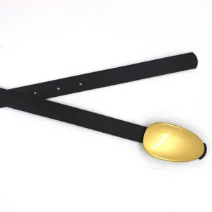 Stilvoller schwarzer Damen Ledergürtel mit auffälliger goldener ovaler Metallschnalle.