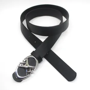 Vue détaillée de la ceinture en cuir noir avec boucle élégante croissant et étoile.