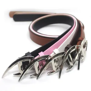 Vista detallada de elegantes cinturones de cuero para mujer con hebillas metálicas únicas.