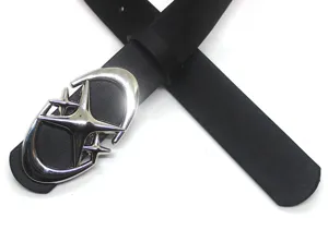 Vue détaillée de l'élégante ceinture en cuir noir avec une boucle unique en métal argenté.