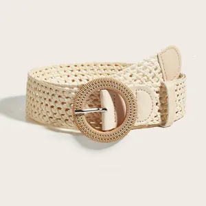 Geweven riem detailweergave, beige gevlochten tailleceintuur met ronde houten gesp.