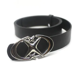 Vue détaillée de la ceinture en cuir noir avec boucle étoile argentée pour tendance.