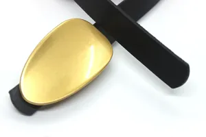 Nahaufnahme des schwarzen Damen Ledergürtels mit glatter goldener asymmetrischer Schnalle.