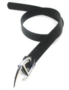 Elegante cinturón de cuero negro con hebilla de metal plateado para mujer moda vaqueros vestido