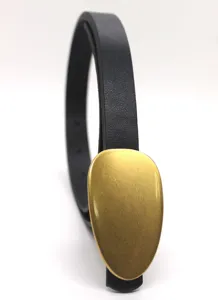 Eleganter Damen Ledergürtel in Schwarz mit großer goldener ovaler Schnalle im Detail.