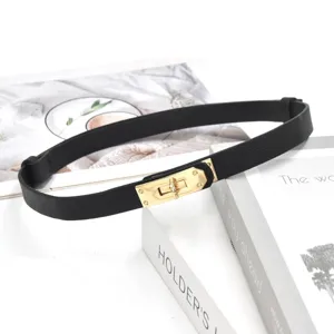 Detailweergave van de elegante zwarte smalle tailleband met goudkleurige draaisluiting.