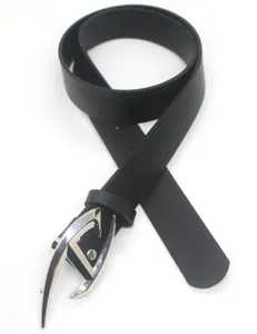 Primer plano detallado del elegante cinturón de cuero negro con una hebilla metálica chic.