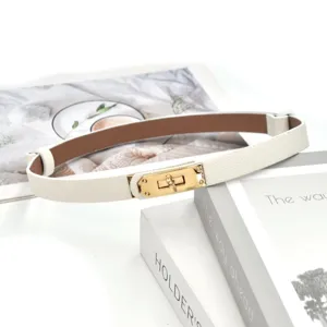 Witte smalle lederen riem met gouden slotgesp, perfect voor jurken en stijlvolle blazers.