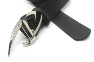 Cinturón de cuero negro de moda con hebilla de metal plateado para uso diario de mujeres