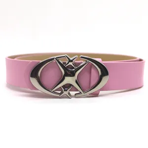 Détail de ceinture en cuir rose avec boucle en métal étoile argentée unique pour femmes.