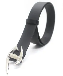 Cinturón de cuero negro con hebilla metálica plateada para look casual diario.