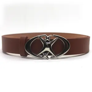 Détail de ceinture en cuir marron avec boucle unique en métal argenté croissant et étoile.