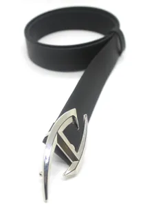 Primer plano de cinturón de cuero negro con hebilla metálica plateada de elegante diseño.