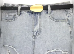 Detailansicht des schwarzen Damenledergürtels mit eleganter goldener Ovalschnalle.